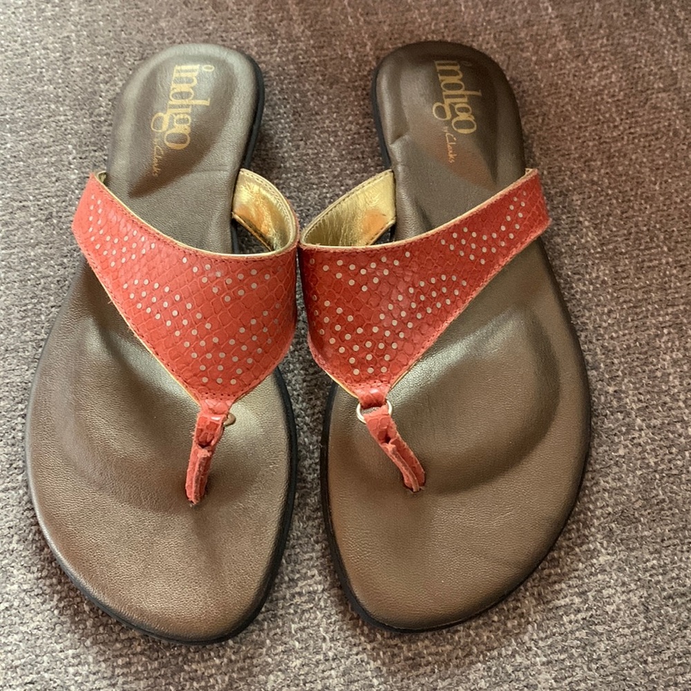 New Clarks ‘Indigo’ collection leather thong sandals, orange/gold, size US 6.5.